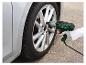 Personne utilisant une clé à chocs électrique pour changer un pneu de voiture.