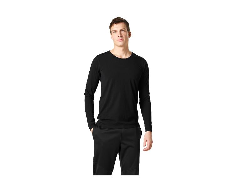 Homme en t-shirt noir à manches longues et pantalon de survêtement noir.
