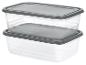 Deux récipients alimentaires rectangulaires transparents avec couvercles gris, empilés l'un sur l'autre.