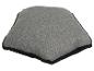 Coussin gris avec bordure en fausse fourrure noire.