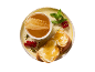 Miel en rayon, toasts au beurre et miel, groseilles rouges et menthe sur une assiette.