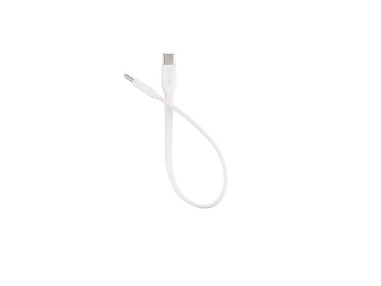 Câble de charge blanc avec connecteurs USB-C et jack audio.