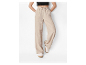 Pantalon large beige pour femme avec cordon de serrage.