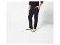 Pantalon de survêtement noir New Balance avec des baskets blanches