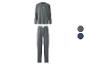 Ensemble de pyjama gris foncé pour homme avec haut à manches longues et pantalon, avec logo.