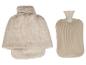 Bouillotte avec housse en fausse fourrure et bouillotte simple.