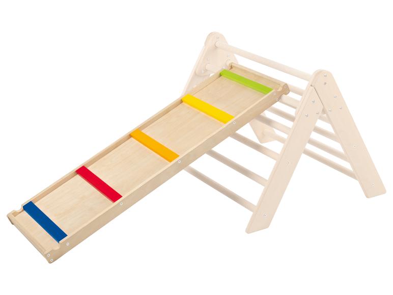 Toboggan et mur d'escalade en bois pour enfants.