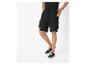 Shorts cargo noirs et baskets : look décontracté.