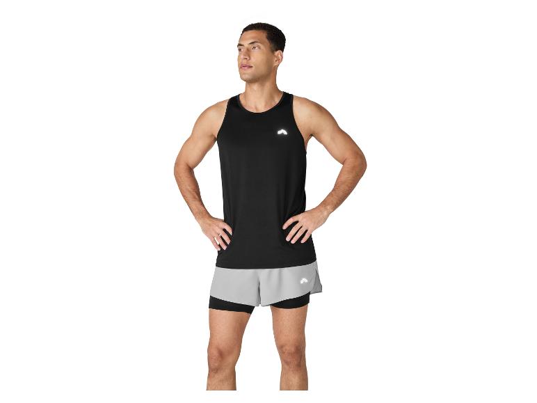 Homme en débardeur noir et short de sport gris.
