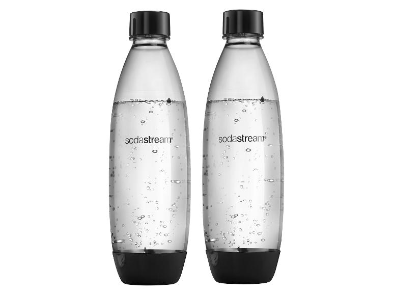 Deux bouteilles SodaStream transparentes, remplies d'eau gazeuse, avec des bases noires.
