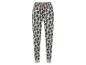Pantalon de pyjama gris à pois noirs.