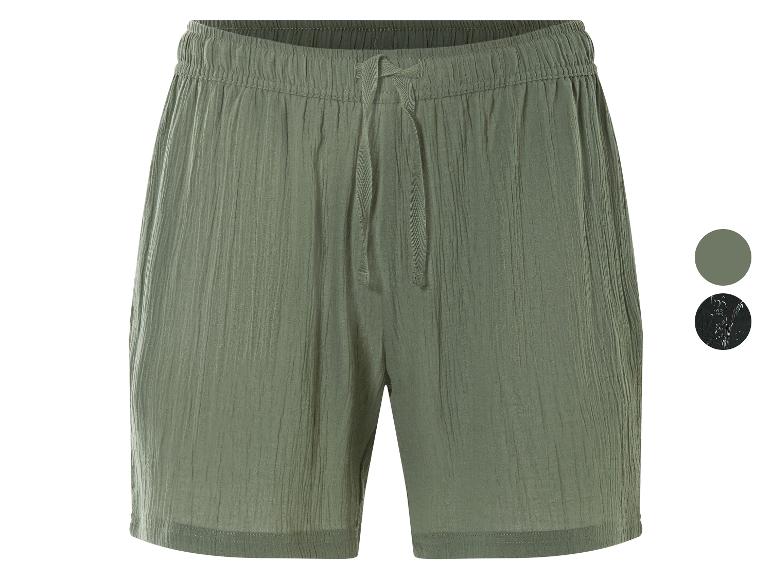 Shorts en tissu vert olive, style décontracté.
