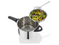 Une cocotte-minute en acier avec un panier vapeur et des légumes.