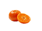 Une mandarine entière et une mandarine coupée en deux avec une chair juteuse.