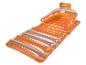 Matelas gonflable orange avec dossier et appui-tête.
