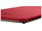 Un matelas pneumatique pour le camping avec une housse rouge et un fond gris.