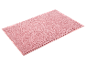 Tapis de bain rose doux et absorbant.