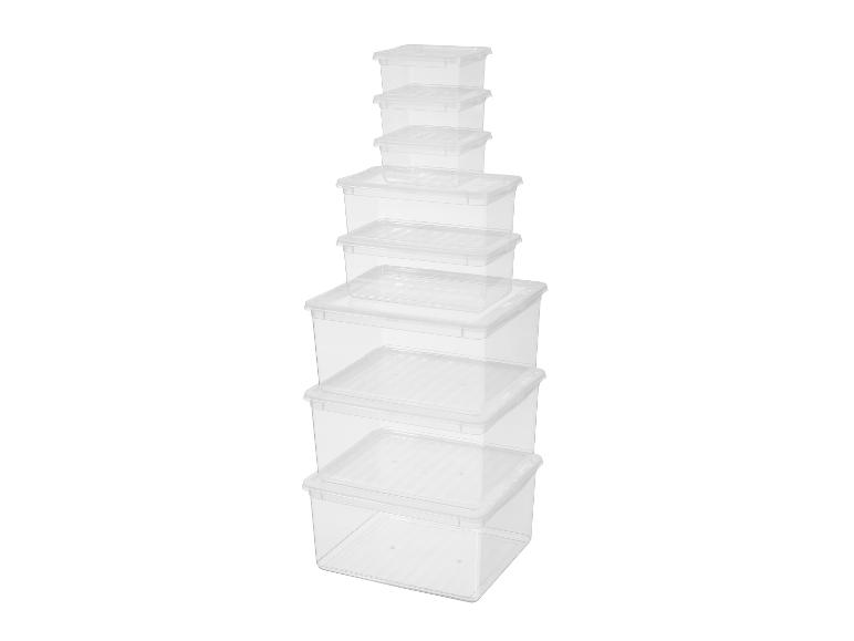 Une pile de boîtes de rangement transparentes.
