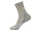 Une chaussette de sport gris clair avec un logo vert clair et des rayures blanches.