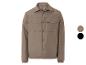 Une veste marron à boutons.