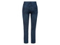 Un jean bleu pour femme.