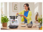 Une femme utilise un robot de cuisine Monsieur Cuisine Connect pour cuisiner.