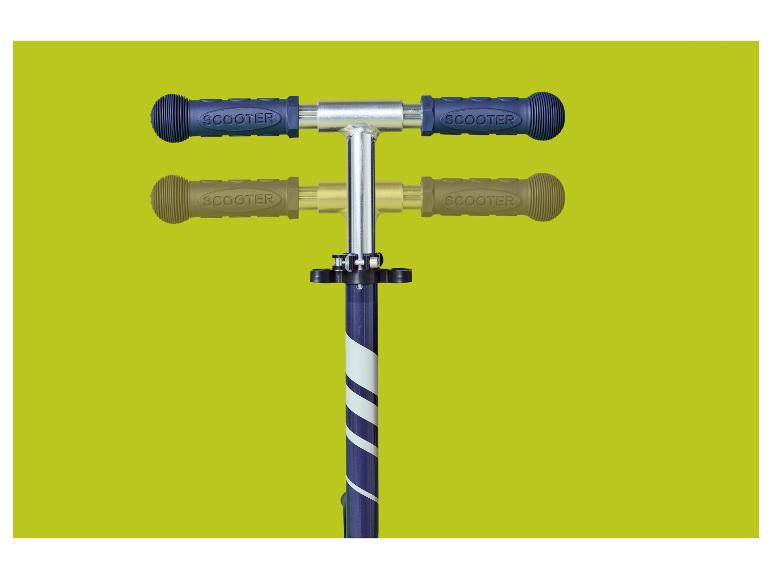 Guidon de trottinette avec poignées bleues et marron portant l'inscription « SCOOTER »