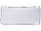 Oreiller blanc rectangulaire avec un motif texturé en nid d'abeille et un passepoil noir.