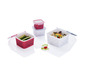 Boîtes alimentaires sur le thème de Noël avec de la salade et des concombres.