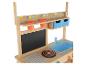 Cuisine de jeu en bois pour enfants avec tableau, évier, cuisinière et bacs colorés.