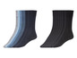 Un ensemble de chaussettes noires et bleues.
