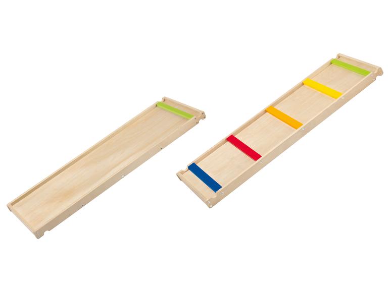 Deux toboggans en bois pour enfants, dont un avec des inserts colorés.