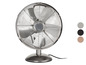 Un ventilateur de table argenté.