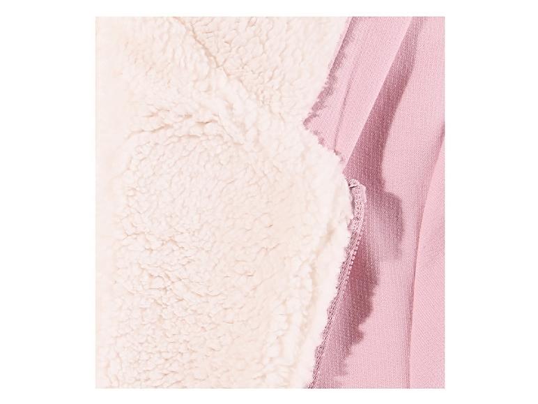Un sweat à capuche rose avec une doublure en polaire.