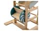 Jouets en bois avec un toboggan et des roues qui tournent.