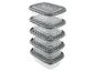 Pile de récipients alimentaires rectangulaires transparents avec couvercles gris.