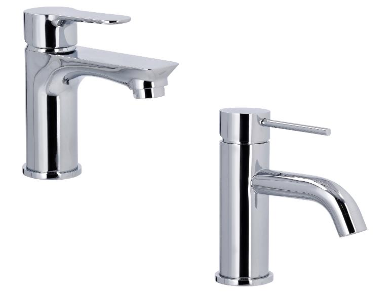 Deux robinets de salle de bain chromés aux designs modernes.