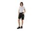 Femme souriante en t-shirt blanc, short cargo noir et chaussures de travail noires.