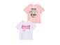 Deux t-shirts pour enfants : un rose pâle avec des motifs Squishmallows et un blanc avec l'inscription Squishmallows.