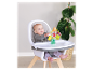 Bébé dans chaise haute avec jouet d'activité rotatif.