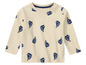 Un t-shirt à manches longues blanc pour bébés avec un imprimé de bateaux bleus.