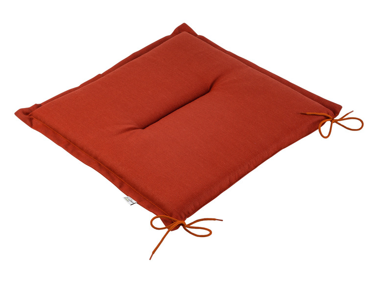 Un coussin de chaise orange avec des lacets.