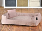 Un lit pour chien rose de la marque Room Copenhagen.