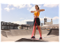 Femme faisant des exercices avec un élastique en extérieur.