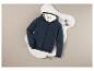 Un sweat à capuche bleu marine zippé pour homme sur un fond de fourrure blanche.