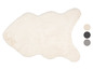Un tapis blanc en fourrure en forme d'animal.