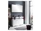Meuble de salle de bain blanc avec double vasque, miroir et éclairage LED.