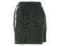 Shorts en tissu vert à motif léopard.
