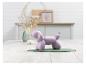 Un chien-ballon violet sur un dessous-de-plat vert.