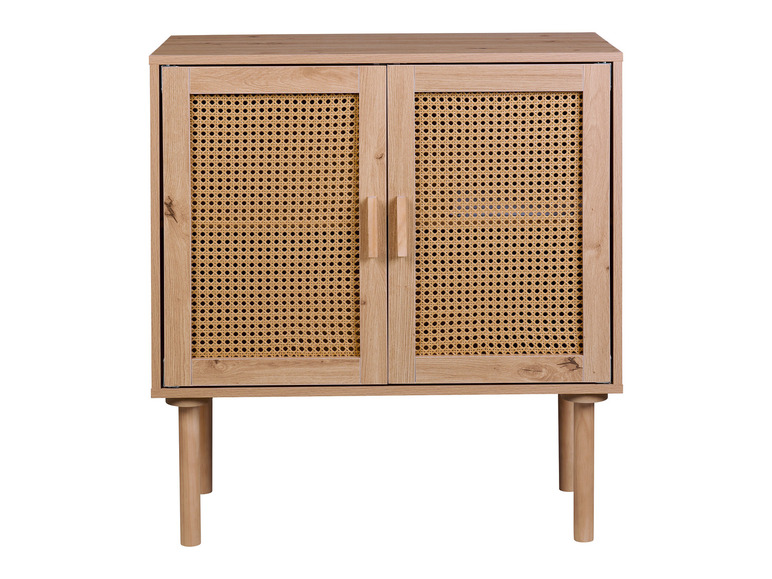 Une armoire en bois avec deux portes en rotin